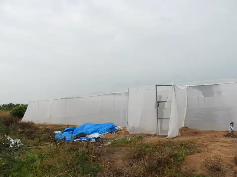 Fermeture de l’accès : le filet descend jusqu’au sol