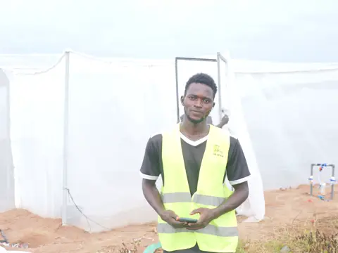 Un ouvrier à l’entrée de la serre