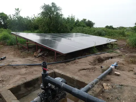 Le générateur solaire qui alimente la pompe