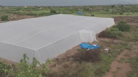 La maille du filet, vue rapprochée depuis le drone