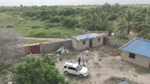 Le bâtiment principal et le véhicule de chantier