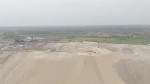 Les dunes minières qui bordent la zone