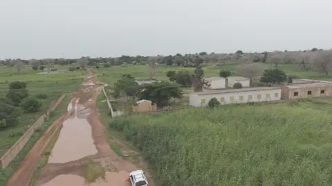 Piste entre les champs après la pluie
